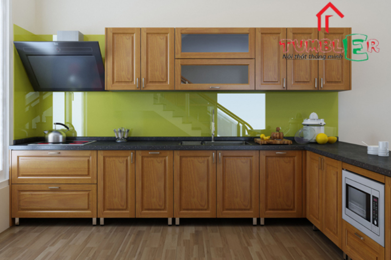 Tủ bếp inox bền kết hợp cánh gỗ tự nhiên tạo ra không gian bếp sang trọng, ấm cúng