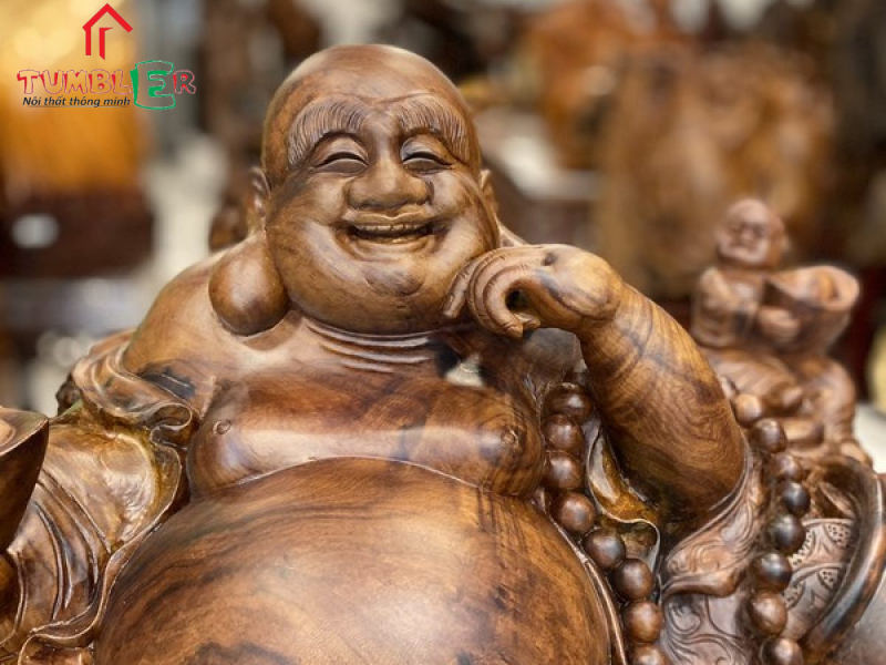 Bức tượng phật di lặc từ gỗ Cẩm Lai được chạm khắc tinh xảo