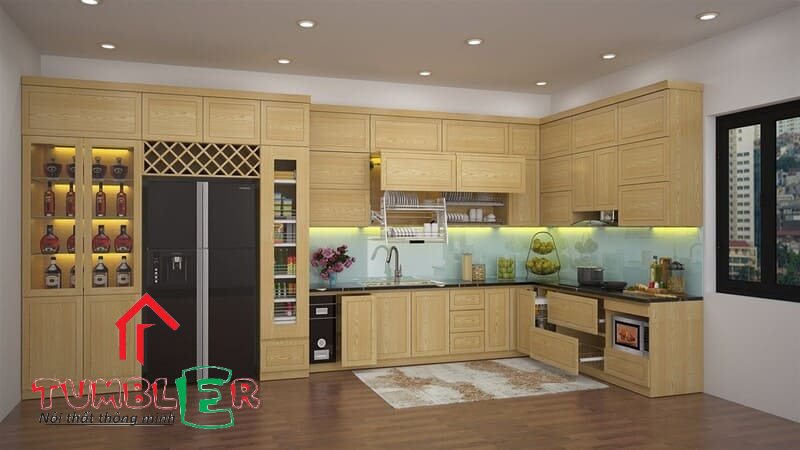Tủ bếp từ gỗ Sồi Nga có màu vàng bắt mắt, sạch sẽ tạo sự ngăn nắp cho căn bếp