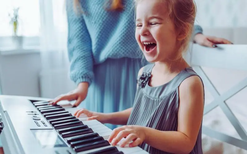 Học piano không chỉ mang lại sự phát triển cá nhân mà còn rèn luyện kỹ năng âm nhạc một cách hiệu quả.