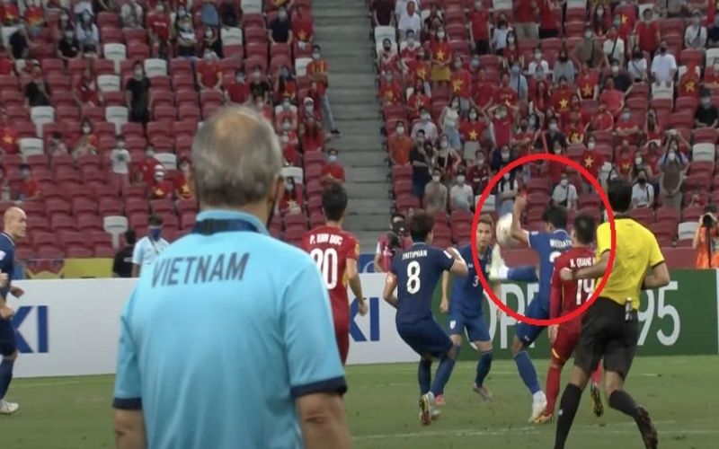 Hiểu về bóng ném trong bóng đá: Các quy tắc cần biết