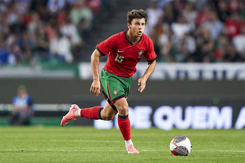 João Neves là ai? Tiểu sử, sự nghiệp và phong cách chơi đặc biệt