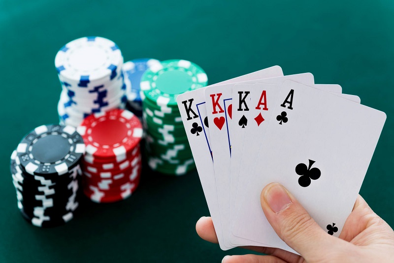 Small Blind Trong Poker Là Gì? Toàn Bộ Kiến Thức Cơ Bản Bạn Cần Biết