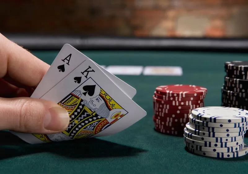 Hướng dẫn cách chia bài poker chuẩn từng bước dễ hiểu